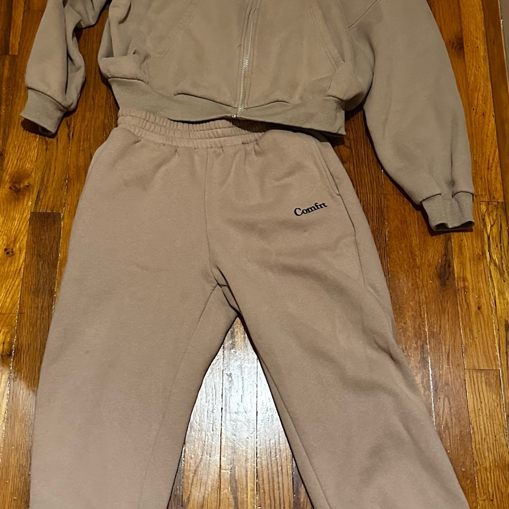 Unisex Comfrt sweat set in Latte color size medium.